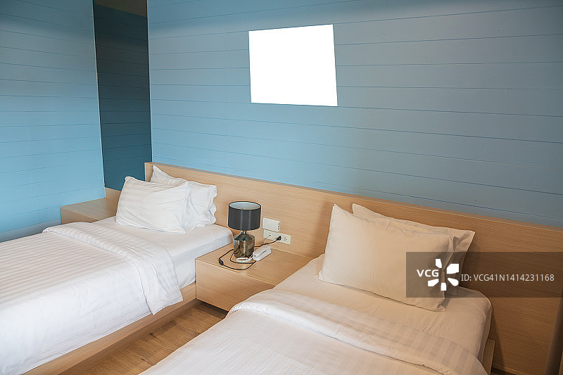 带剪切路径的现代酒店房间里的空床图片素材