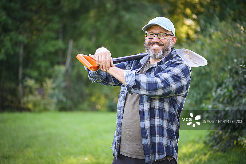 在花园里工作的中年男人图片素材