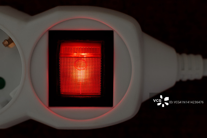 黄昏时分的红色照明开关图片素材