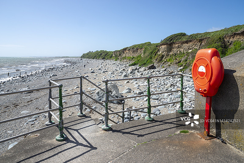 威尔士北部海岸克里克塞斯海洋海滩上的救生圈图片素材