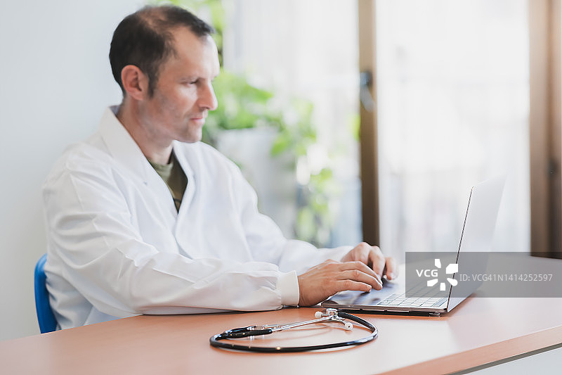 咨询中的医生图片素材