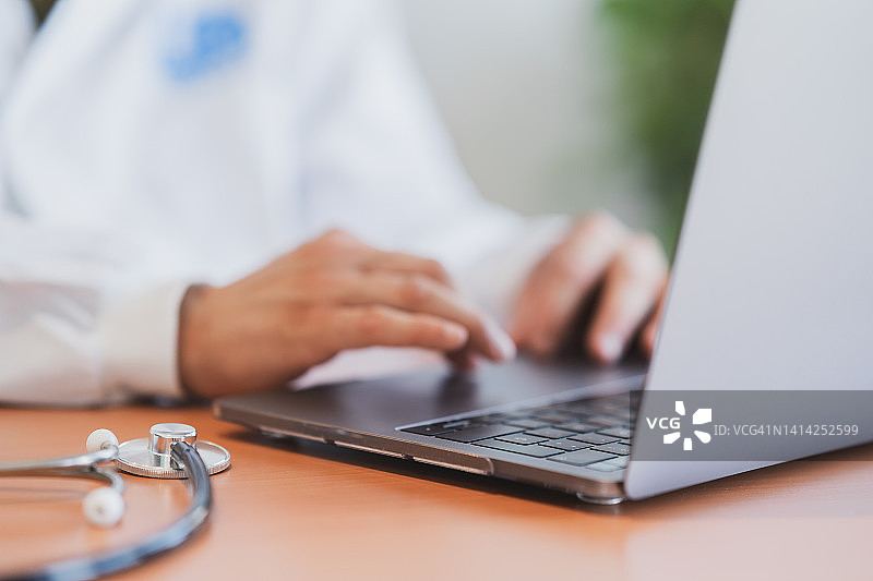 医生的手部特写图片素材