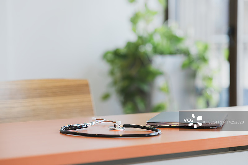 笔记本电脑和听诊器前景细节图片素材