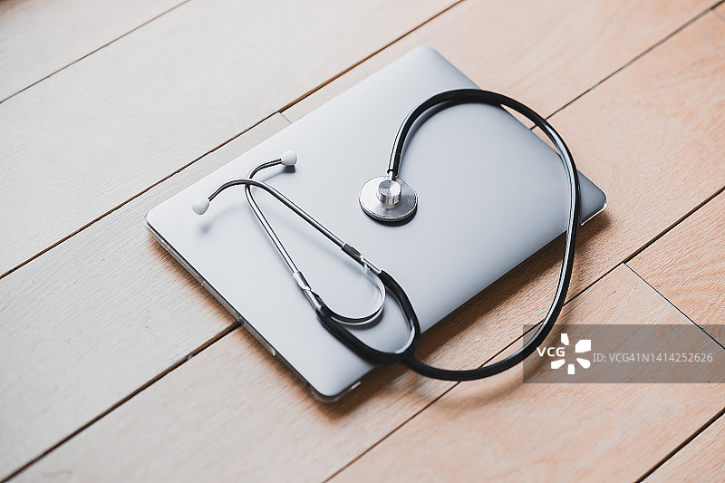 放在地上的医生听诊器图片素材