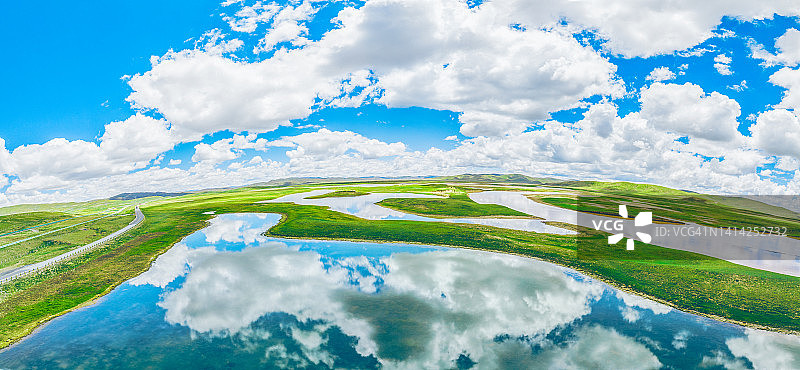 清澈的水和绿草，绿色星球概念插画图片素材