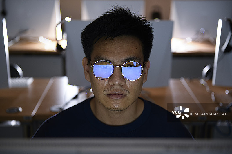 利用电脑窃取信息的电脑黑客图片素材