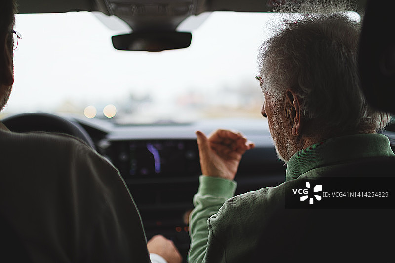 司机和乘客之间的对话图片素材