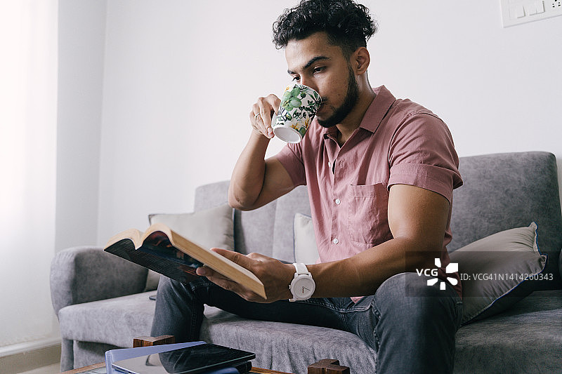 学习中的年轻印度男子图片素材