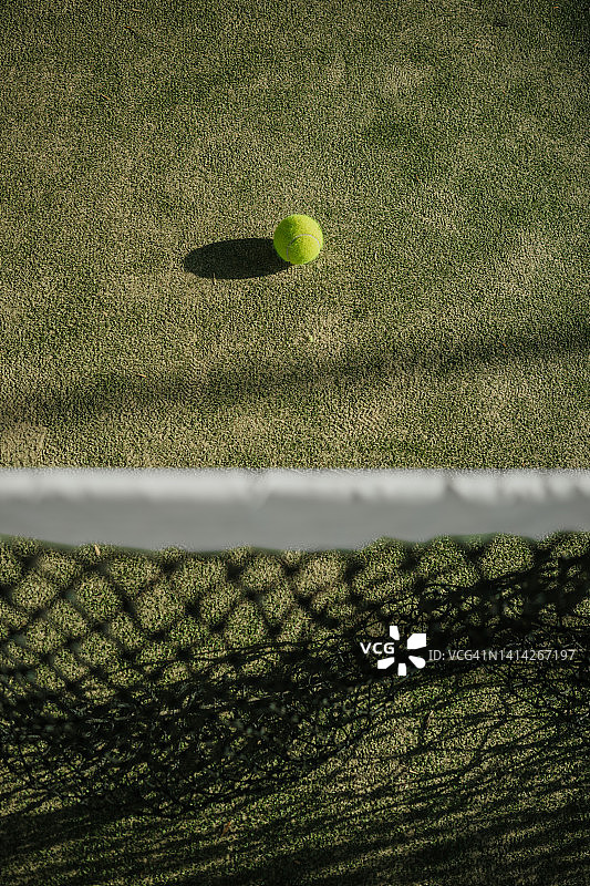 球网上看到的地面上的网球图片素材