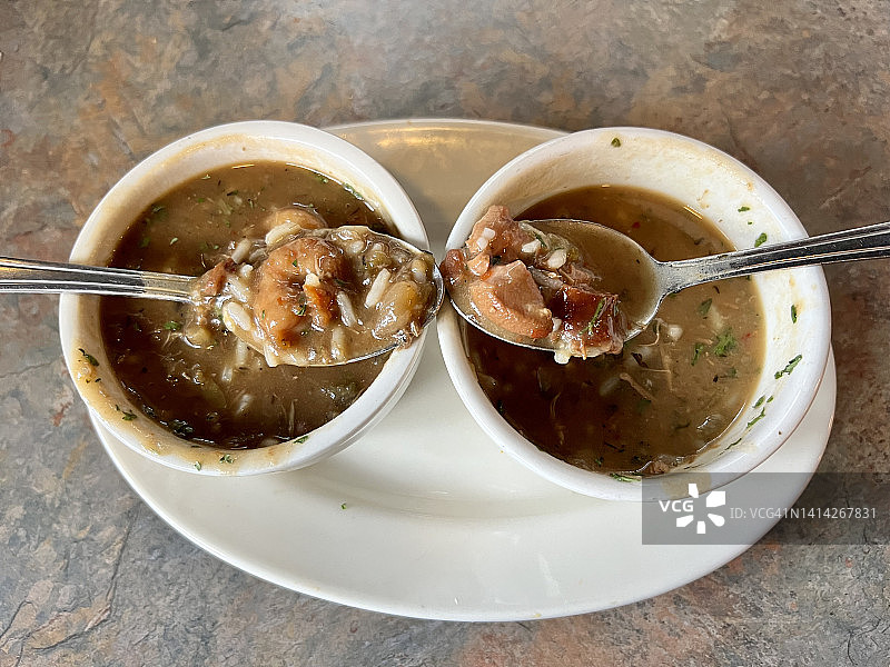 两种风味的什锦秋葵浓汤图片素材