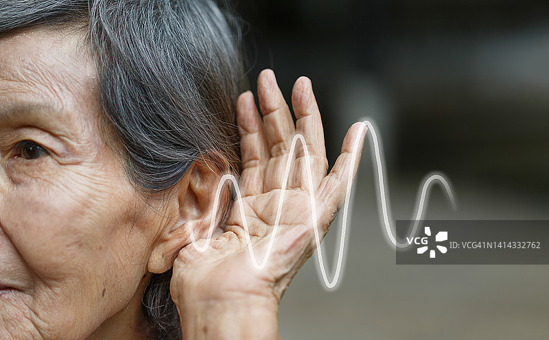 听力损失的老年妇女图片素材