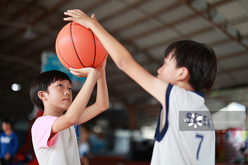 儿童打篮球图片素材