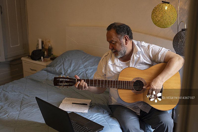 学习通过视频教程弹吉他的神图片素材