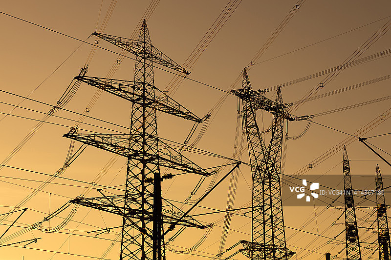 日落时分的输电塔图片素材
