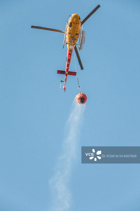 直升机运水扑灭森林火灾图片素材