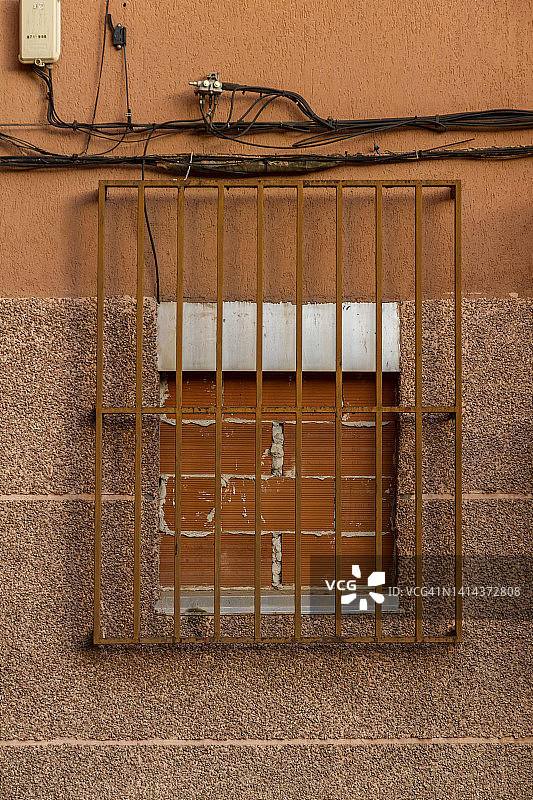 用安全栅栏封住的窗户图片素材