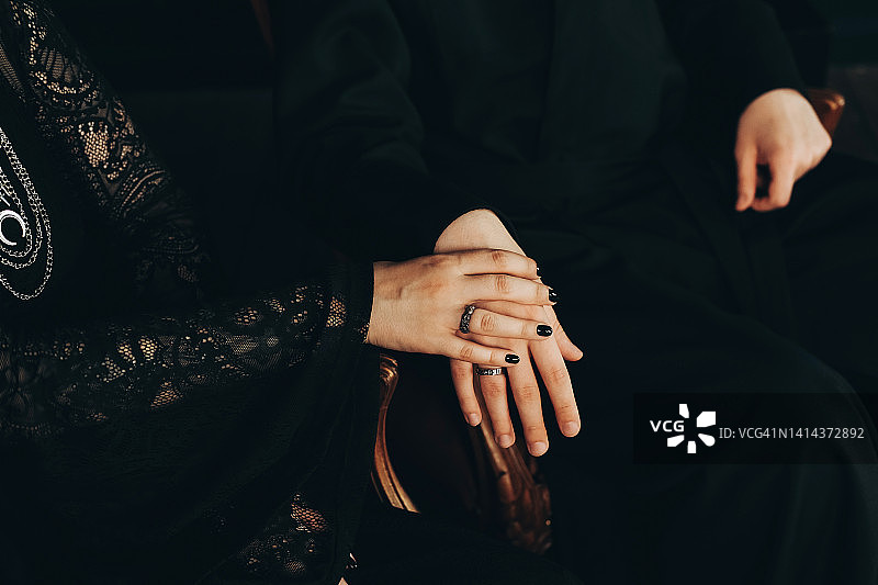 手持戒指的结婚照片图片素材