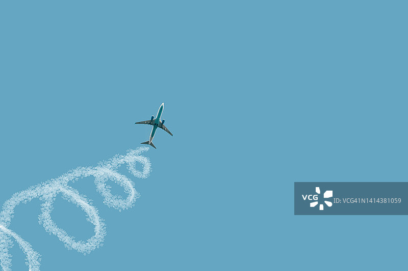 蓝天下飞机螺旋轨迹的仰视角度图片素材