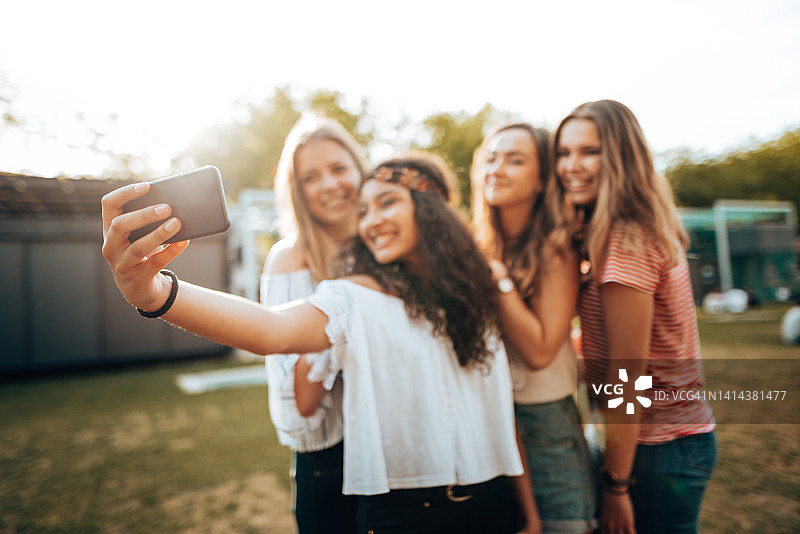 朋友们在公园自拍图片素材