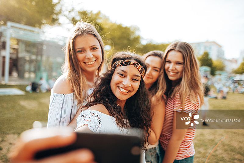 朋友们在公园自拍图片素材