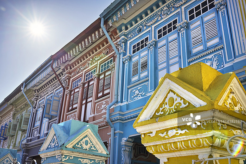 阳光下的蓝黄色装饰房屋图片素材