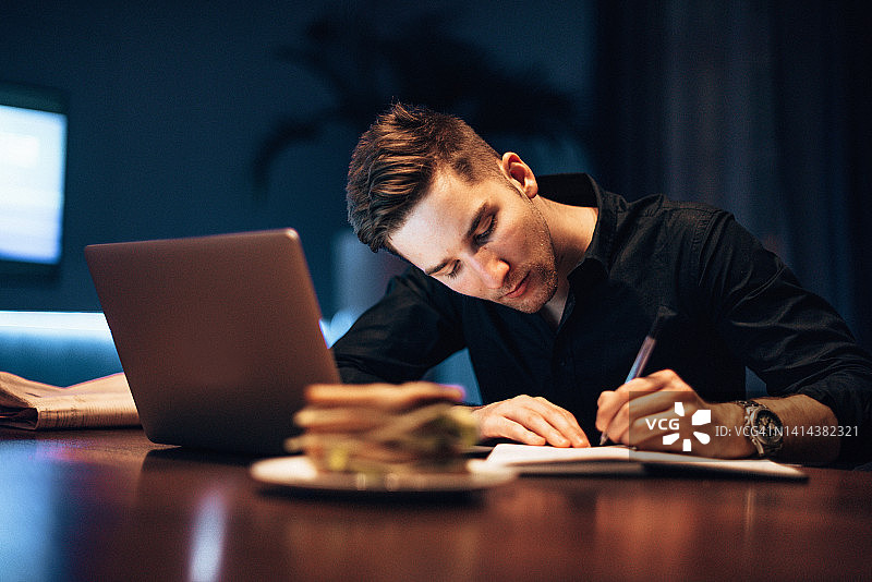 商人居家工作图片素材