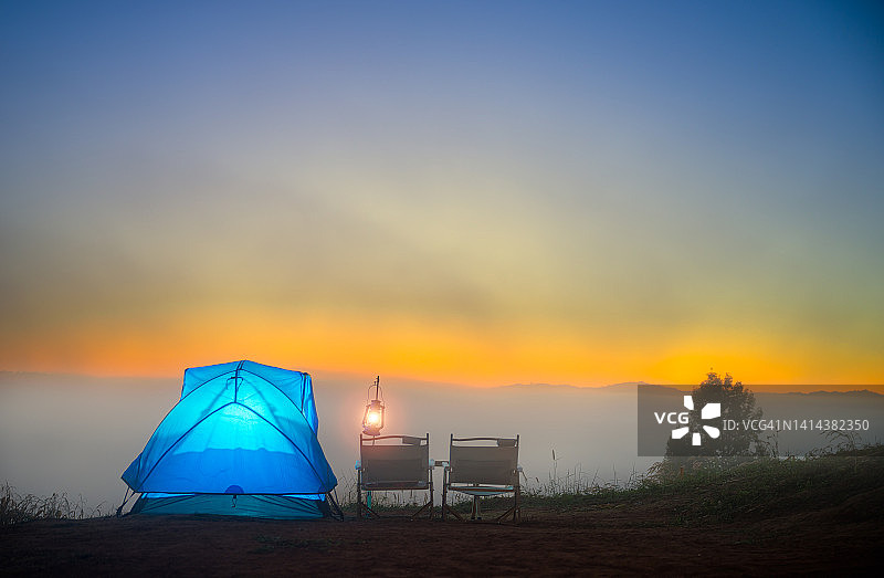 雾中露营图片素材