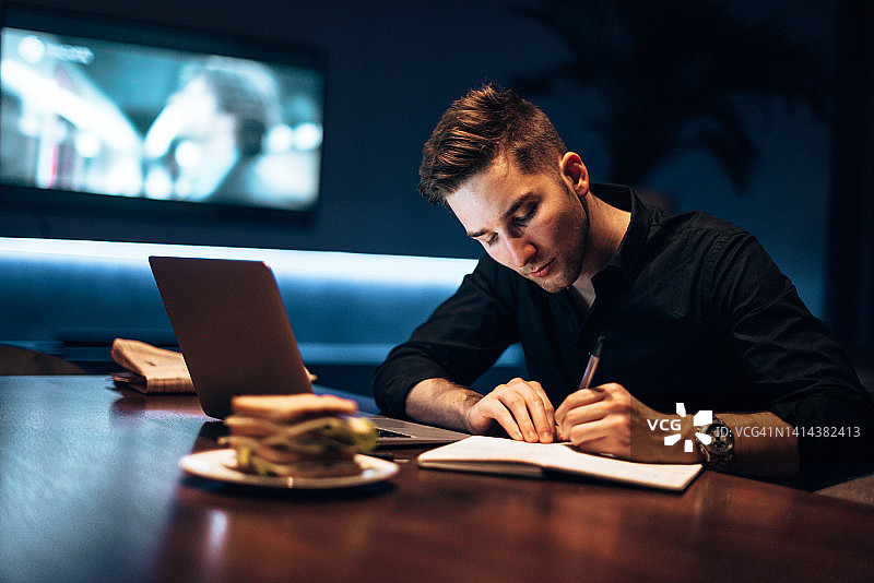 商人居家工作图片素材