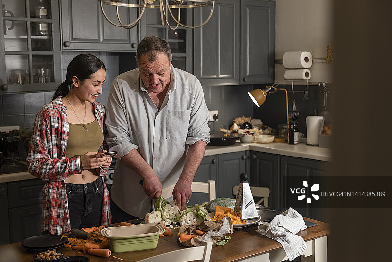 他们喜欢一起烹饪图片素材