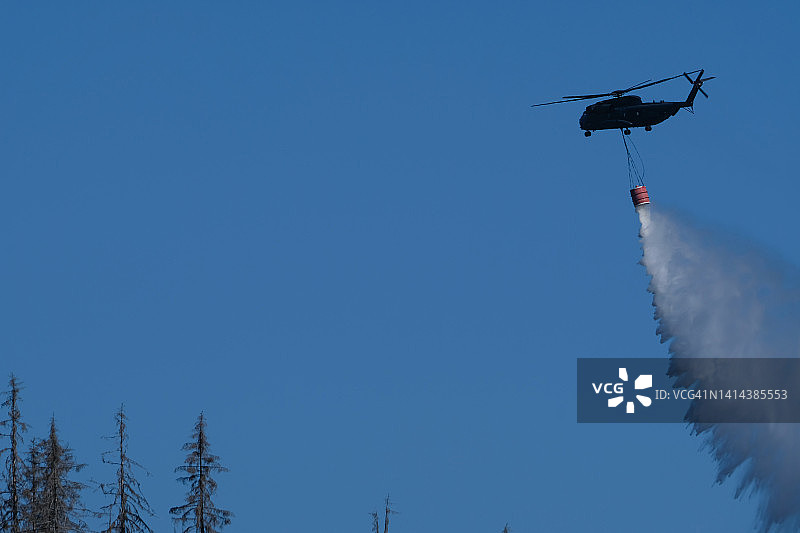 德国哈尔茨山布罗肯希尔克森林火灾图片素材