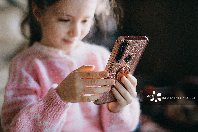 打电话的小女孩图片素材