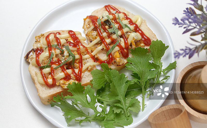 自制鸡蛋沙拉开放式三明治图片素材