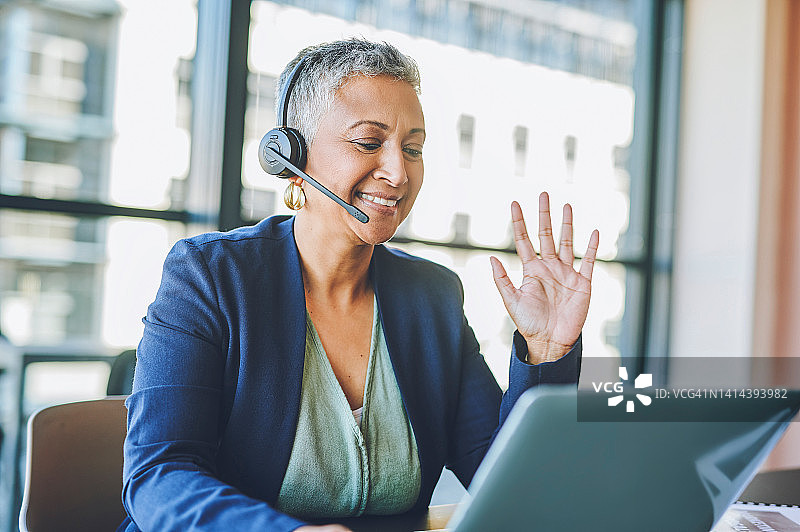 呼叫中心代理通过笔记本电脑在线帮助客户，进行虚拟会议图片素材