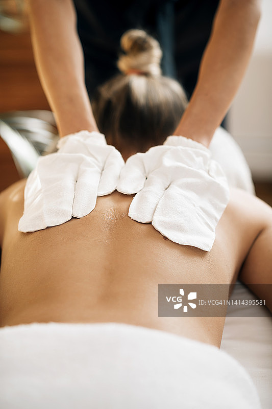 阿育吠陀garshana干式身体按摩图片素材