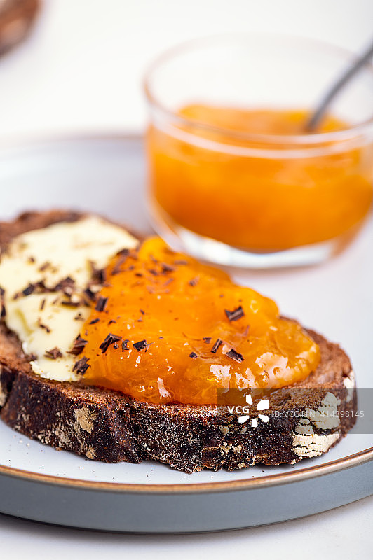 巧克力面包和杏子酱图片素材