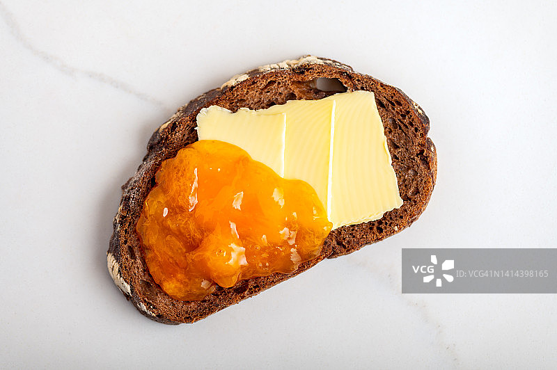 巧克力面包和杏子酱图片素材