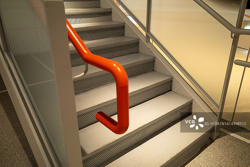 带扶手的楼梯图片素材