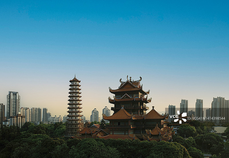 现代城市中的一座古庙图片素材