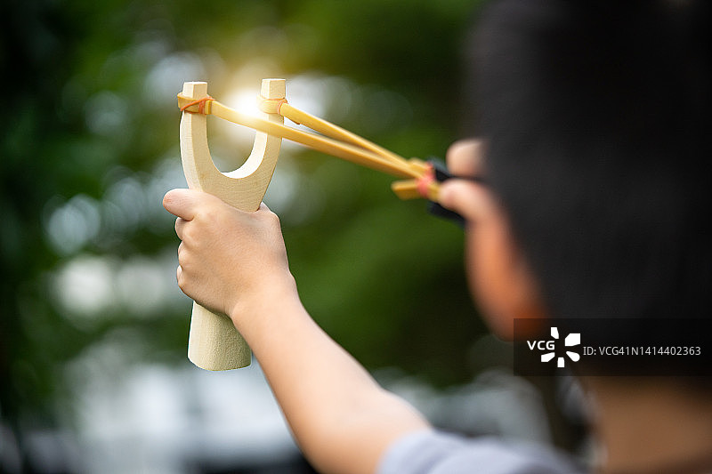 男孩射弹弓图片素材