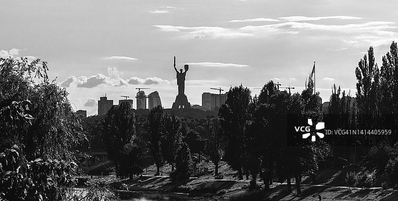 祖国母亲纪念碑（乌克兰-祖国母亲）矗立在地平线上图片素材