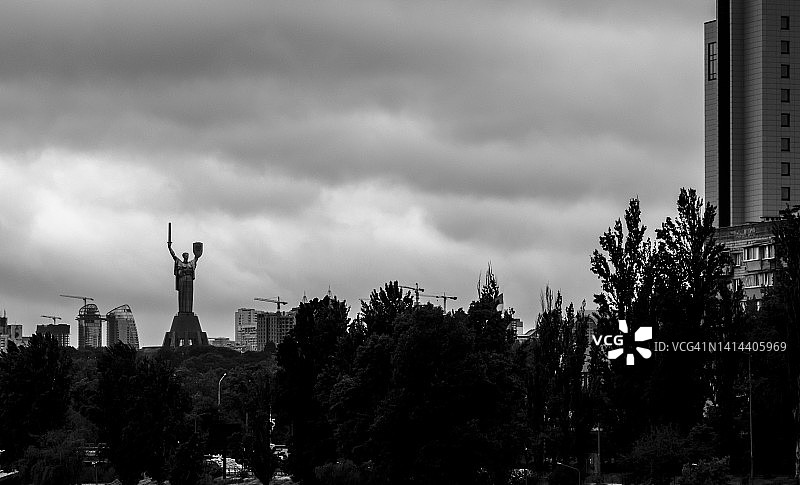 祖国母亲纪念碑（乌克兰-祖国母亲）矗立在地平线上图片素材