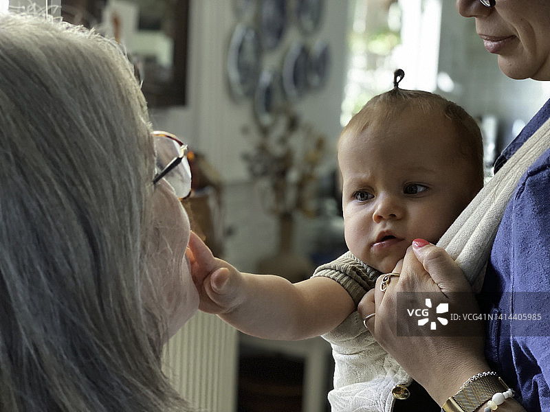 逐渐衰老的一家人图片素材