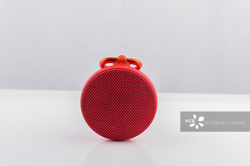 白色背景上的红色无线扬声器图片素材