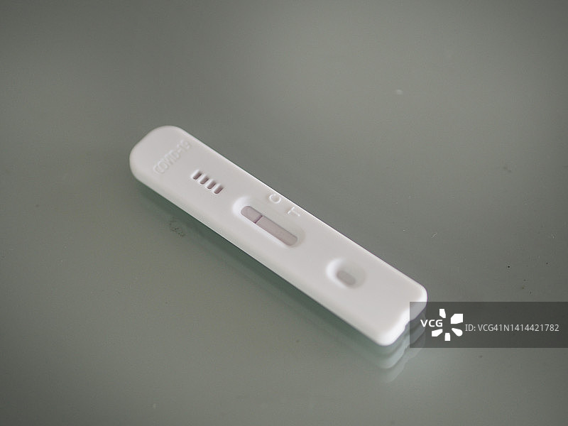 镜子背景上的ATK新冠病毒抗原检测试剂盒图片素材