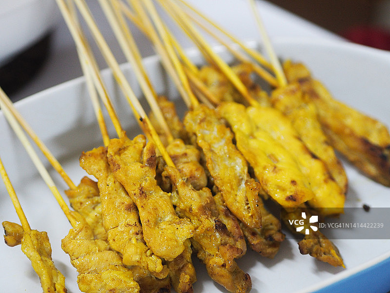 用黄色香料腌制的沙爹猪肉串，配酱汁和蛋黄酱图片素材