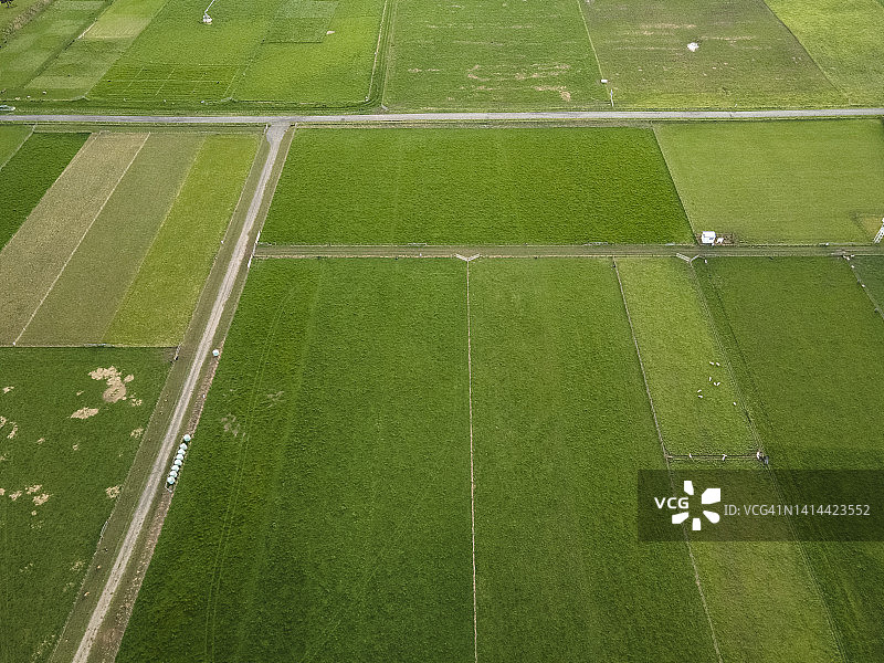 无人机拍摄的空旷草地农田图片素材