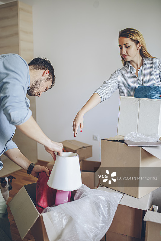 男学生帮助他的女学生同事搬进宿舍图片素材