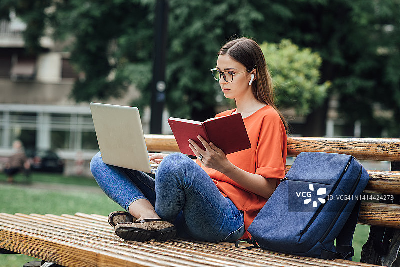 在公园里学习的女孩图片素材