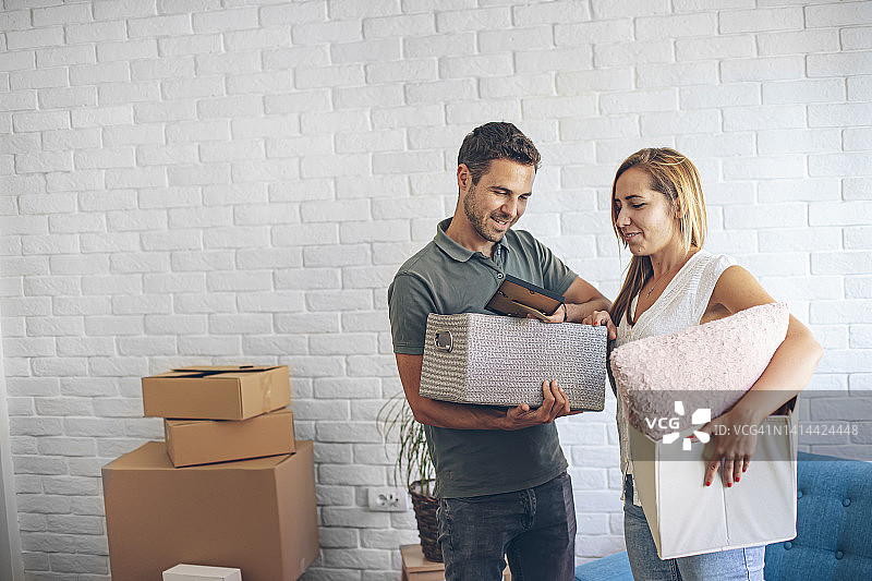 男学生帮助他的女学生同事搬进宿舍图片素材