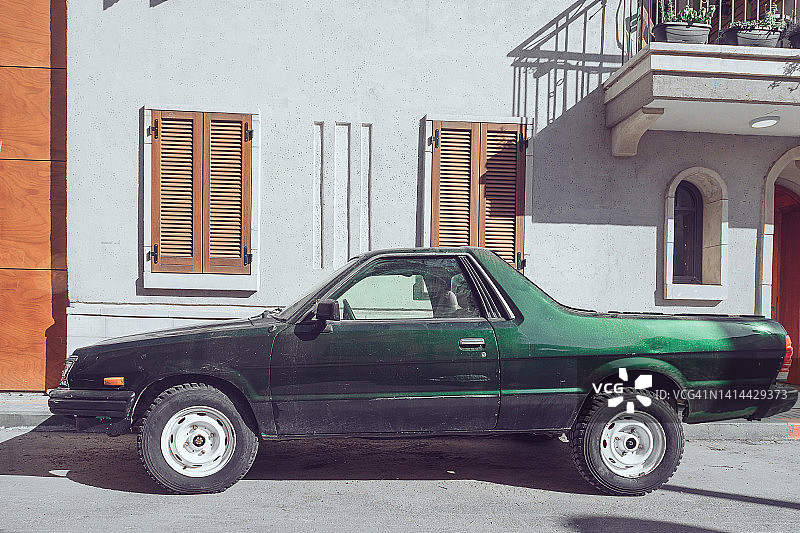 70年代复古绿色皮卡与地中海建筑图片素材